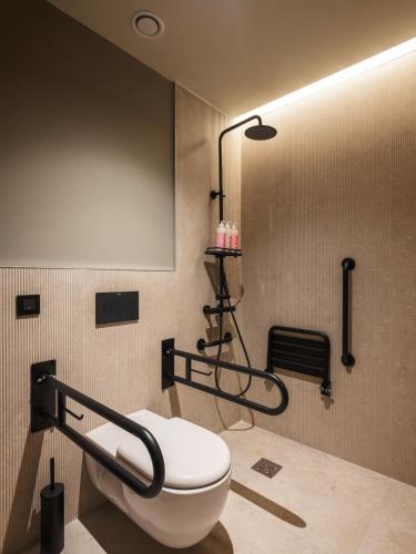 Large Room - Accessible image 7