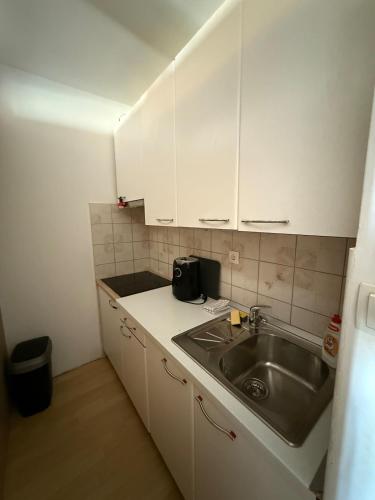 Flat close to University with private parking, Ljubljana (photo 5)