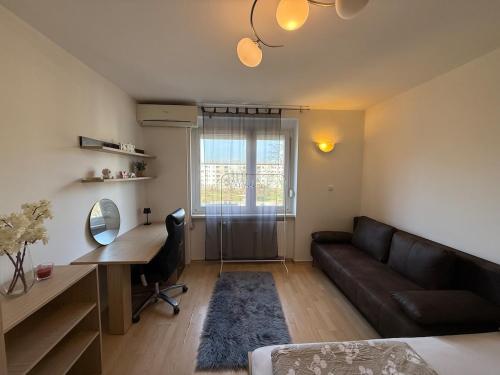 Flat close to University with private parking