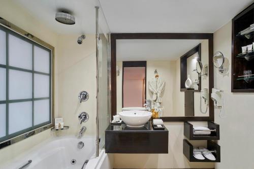 Royal Suite image 2