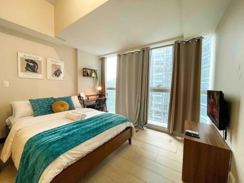 BGC Condo Facing Mitsukoshi Mall #upt122g, Manila