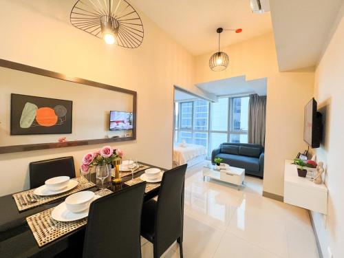 Luxury BGC Condo Across Mitsukoshi #upt112b, Манила