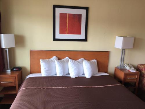 Bed, Howard Johnson by Wyndham San Diego Sea World near Miguel's Cocina