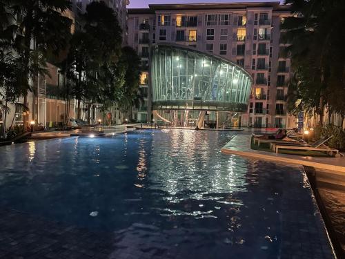 Stylish Apartment - Ultra-Fast Fiber Internet, Pool, Sauna, Gym, Smart TV, Guest friendly