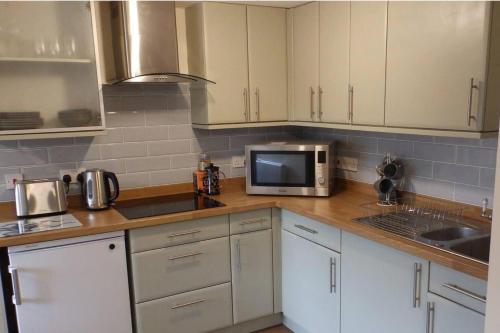 1 bed-cottage-Parking-Patio-close to coasts in North Hill