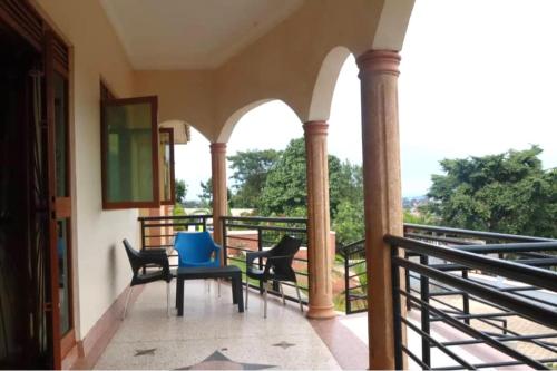Kampala 5-Beds Sleeps 8 with Garden & Parking - image 5