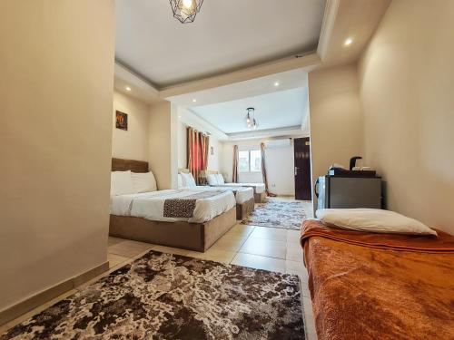 1 double bed, 2 twin beds