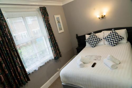 1 double bed, 2 twin beds