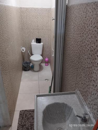 シャワー, Apartamento 01 Jardim Peri Quarto Cozinha Banheiro in カショエイリーニャ