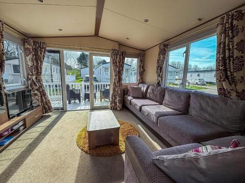 Gorgeous 6 Berth Caravan With Decking And Wi-Fi At Broadland Sands Ref 20377Bs - Tap to explore photos