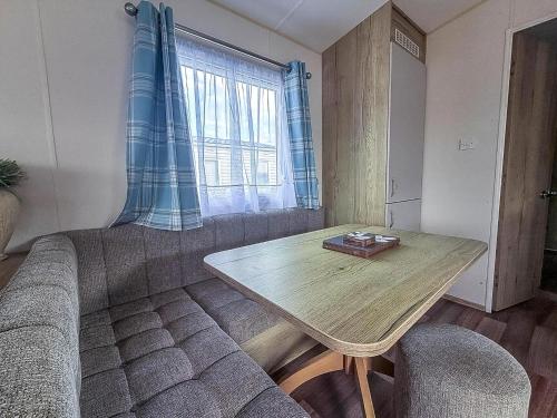 Homely Caravan With Free Wifi At Broadland Sands Park, Suffolk Ref 20002Bs - Tap to explore photos