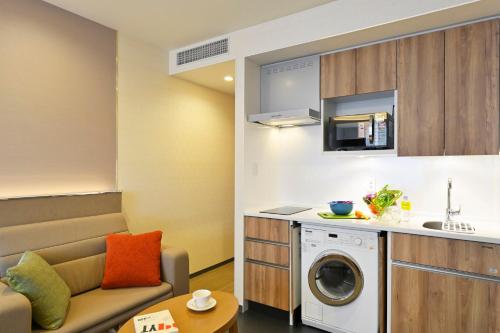 656813576 Holiday Inn & Suites Shin Osaka by IHG