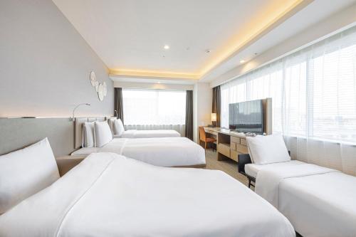 656813616 Holiday Inn & Suites Shin Osaka by IHG
