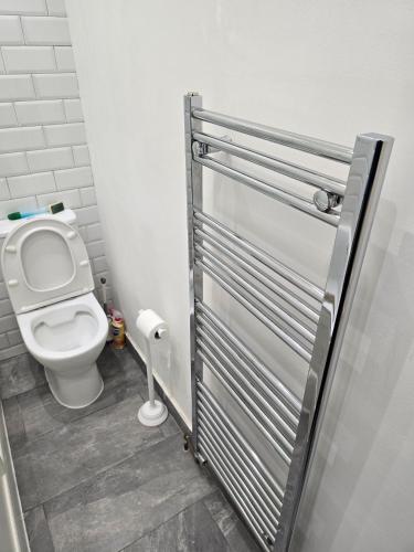 Ground floor two bedroom flat, London (photo 4)