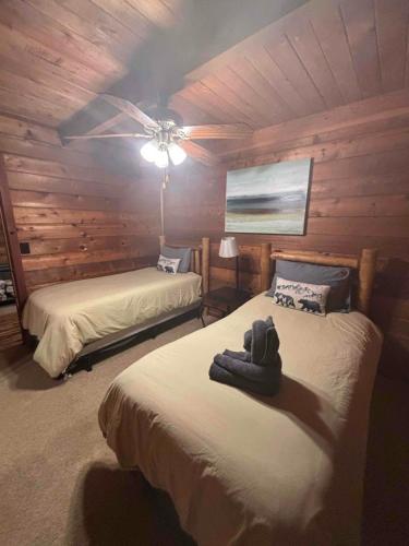 Luxury Cabin HotTub, Hiking, Fire Pit, Game Room thumb 2