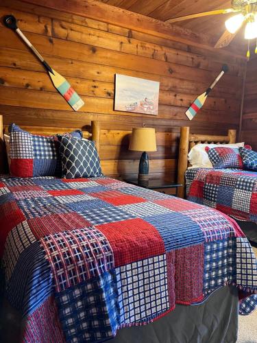 Luxury Cabin HotTub, Hiking, Fire Pit, Game Room thumb 3
