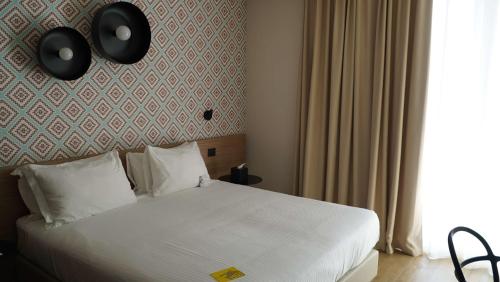1 queen bed, 3 twin beds