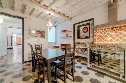 GuestHost - Timeless Charm in Genoa Porto Antico District, Janov (fotografie 2)