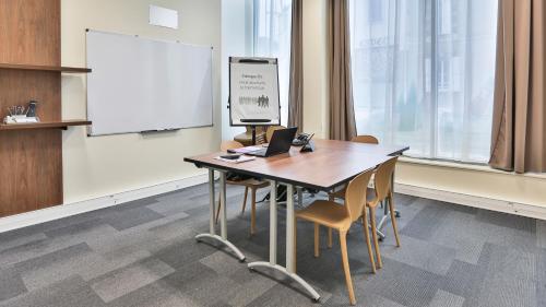 ห้องส่วนกลางสำหรับนั่งเล่น/ดูทีวี, Hotel Campanile La Roche Sur Yon Centre Gare in ลา รอช-ซูร์-ยง