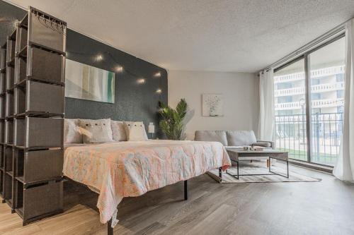 Cozy Studio W Kingbedworkspacewifidogspark-dt in Chattanooga, USA