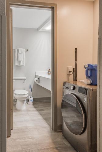 Cozy Studio W Kingbedworkspacewifidogspark-dt in Chattanooga, USA