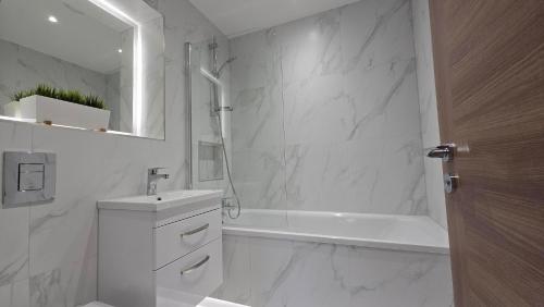 Roomspace Serviced Apartments - Harvest Lane - image 2