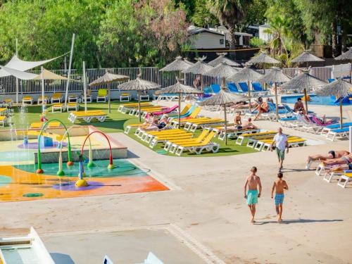 泳池, BONNES VACANCES sur le CAMPING LE BOSC in 聖西普里安