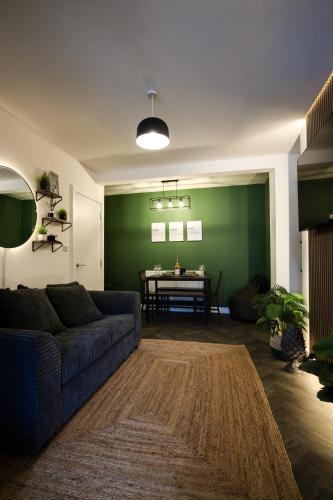 Newly Renovated 4 bedroom House Free WIFI Free Parking Sleeps 8 Near Cardiff gîte à louer Pontypridd