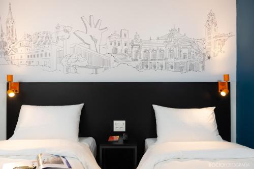 Standard Twin Room image 5