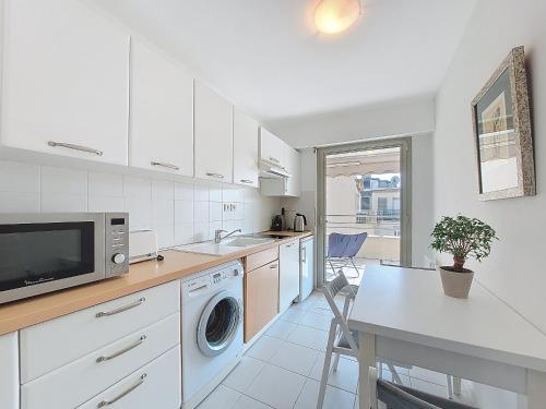 Kitchen, Nestor&Jeeves - LE BACCARA - Terrace - Central in Le Piol