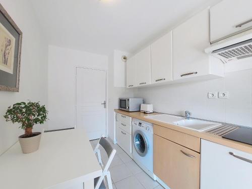 Kitchen, Nestor&Jeeves - LE BACCARA - Terrace - Central in Le Piol