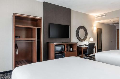 2 queen beds