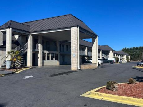 Deluxe Inn& Suites