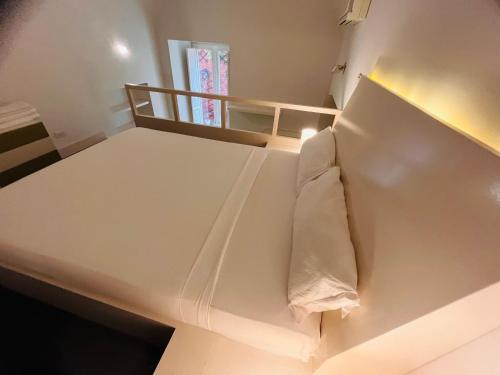 One-Bedroom Apartment image 9