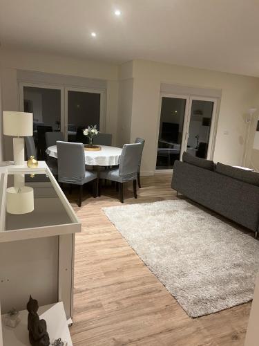 Modern Big Room with Balcony in New Apartment