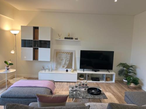 Modern Big Room with Balcony in New Apartment