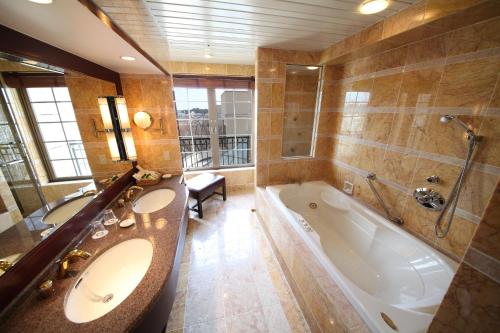 room detail thumbnail 2