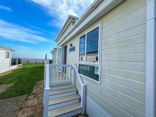 Stunning Lodge With Decking And Wifi At Broadland Sands Park Ref 20281Bs - Tap to explore photos