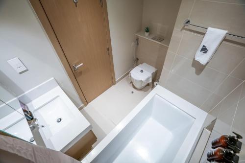 New 1BR in Creek Island with Balcony Pool and Gym - image 10