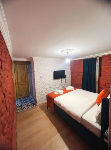 White Bolshoi Rooms - image 8