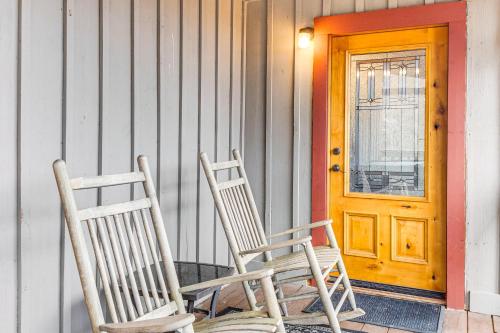 Spacious Hillside Gatlinburg Retreat with Hot Tub! - image 44