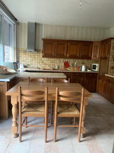 keittiö, 4 chambres privées dans un pavillon chaleureux (4 chambres privees dans un pavillon chaleureux) in La Courneuve