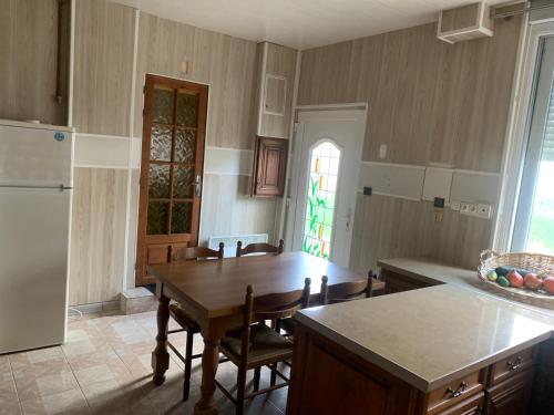 keittiö, 4 chambres privées dans un pavillon chaleureux (4 chambres privees dans un pavillon chaleureux) in La Courneuve