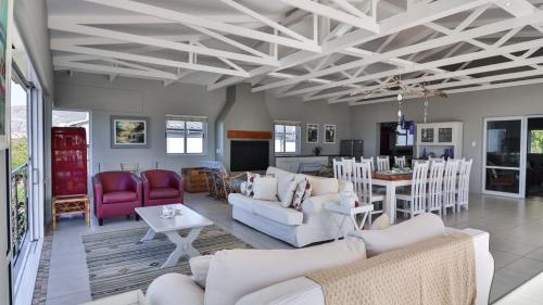 164 at Beach Road - large family home with ocean views