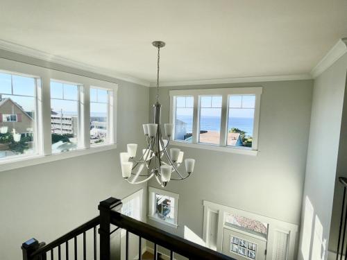 Ocean Views, Spacious Getaway, 5BR, Hot Tub, Sleeps 16