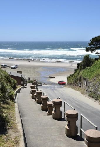 Ocean Views, Spacious Getaway, 5BR, Hot Tub, Sleeps 16, Lincoln City (zdjęcie 10)