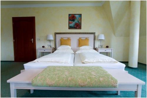 1 queen bed, 1 sofa bed
