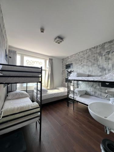 Five Person Room With Shared Bathroom image 8
