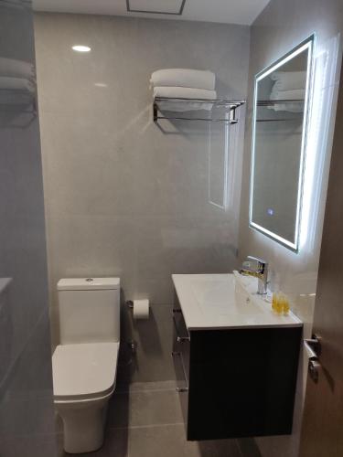 Deluxe Double Room with Balcony and Sea View image 2