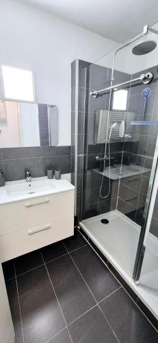 淋浴間, L'Échappée Bleue, cosy design 2mn mer, au coeur du centre ville (L'Echappee Bleue, cosy design 2mn mer, au coeur du centre ville) in 拉格朗德默特市中心